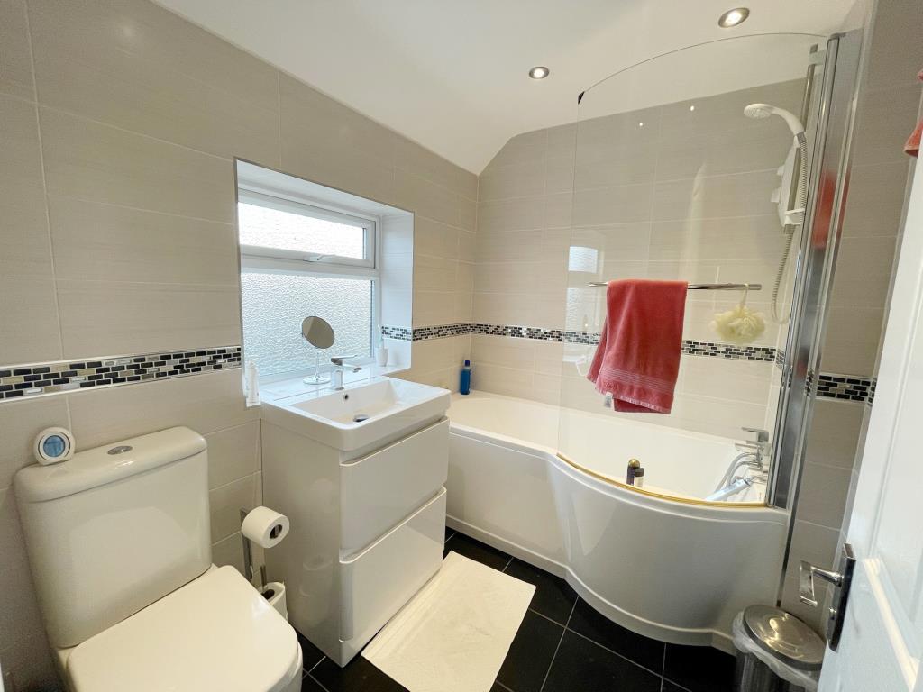 Lot: 57 - THREE-BEDROOM TERRACE HOUSE FOR REPAIR IN POPULAR ESSEX VILLAGE - Bathroom